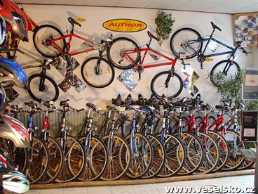 �irok� sortiment j�zdn�ch kol